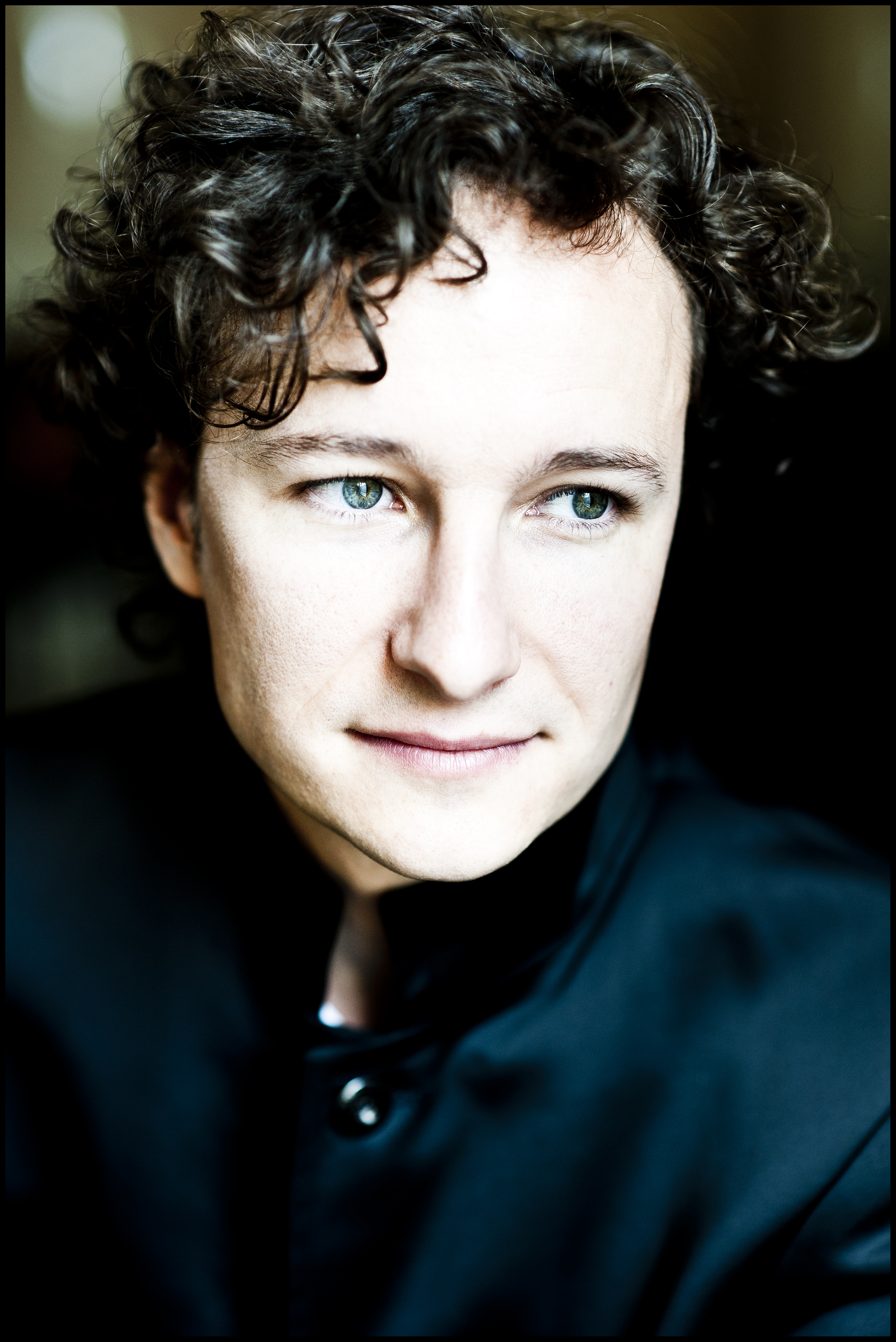 Dieses Foto zeigt ein Porträt von Martin Helmchen. 