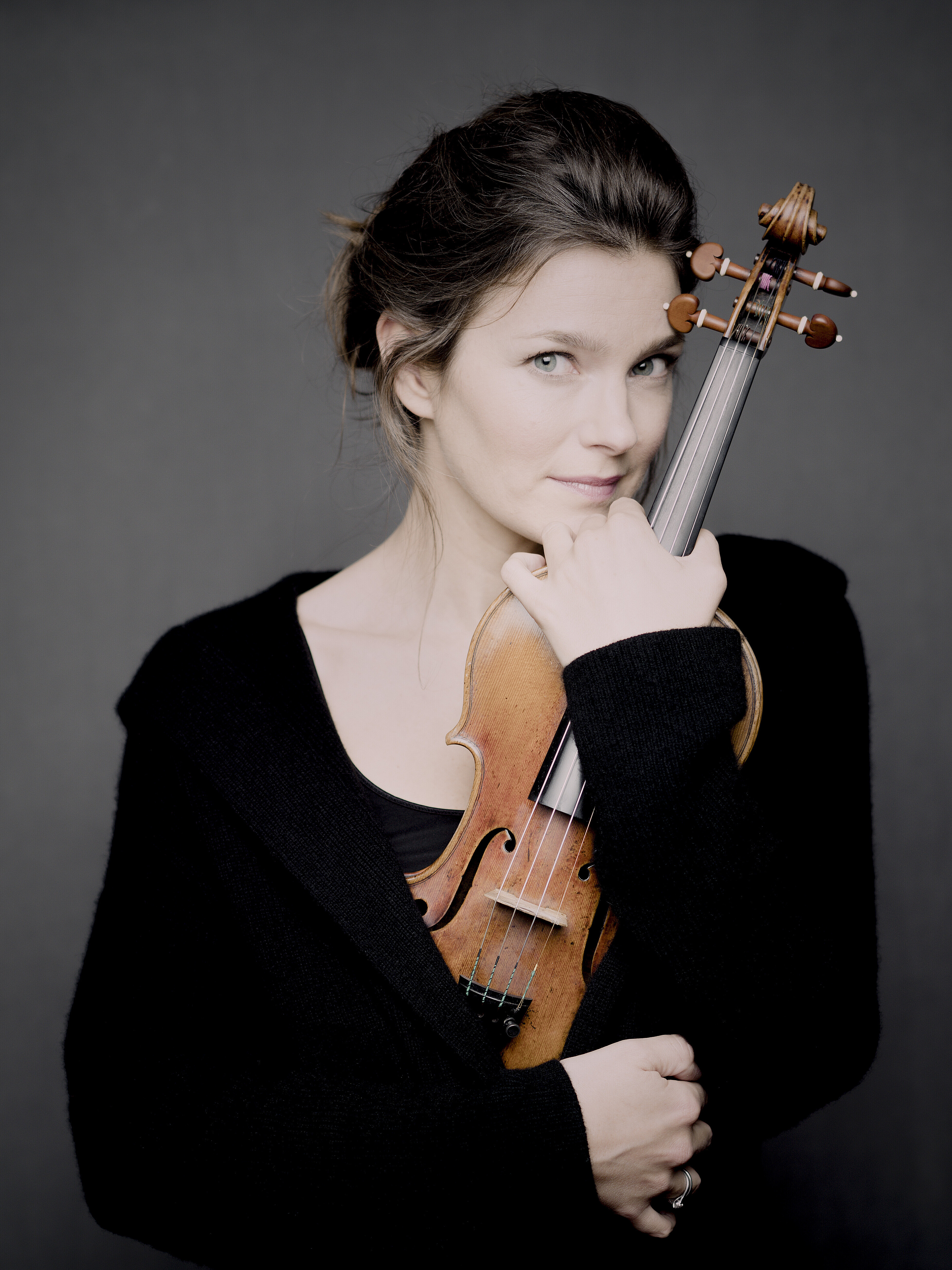 Dieses Bild zeigt Janine Jansen im Porträt. 